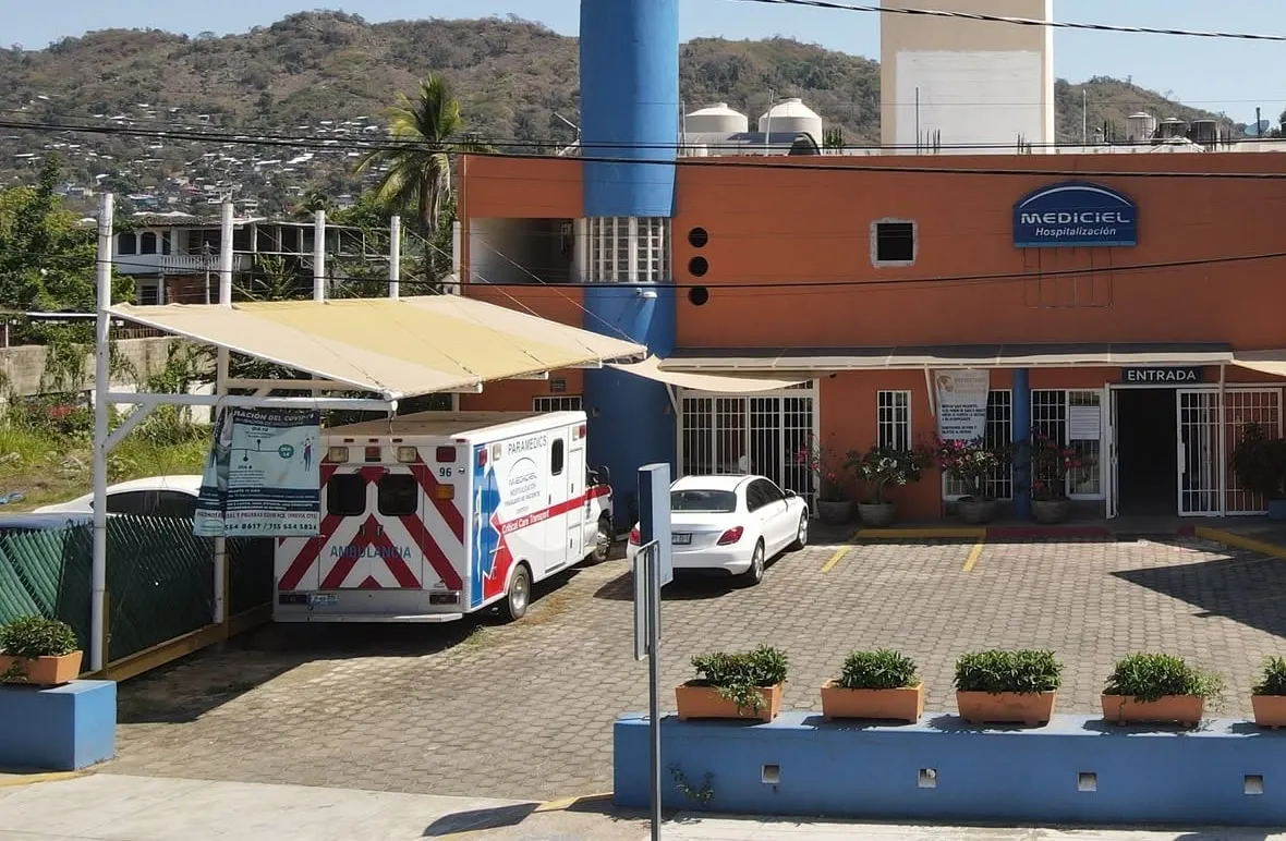 Ambulancia estacionada junto al edificio de la clínica.