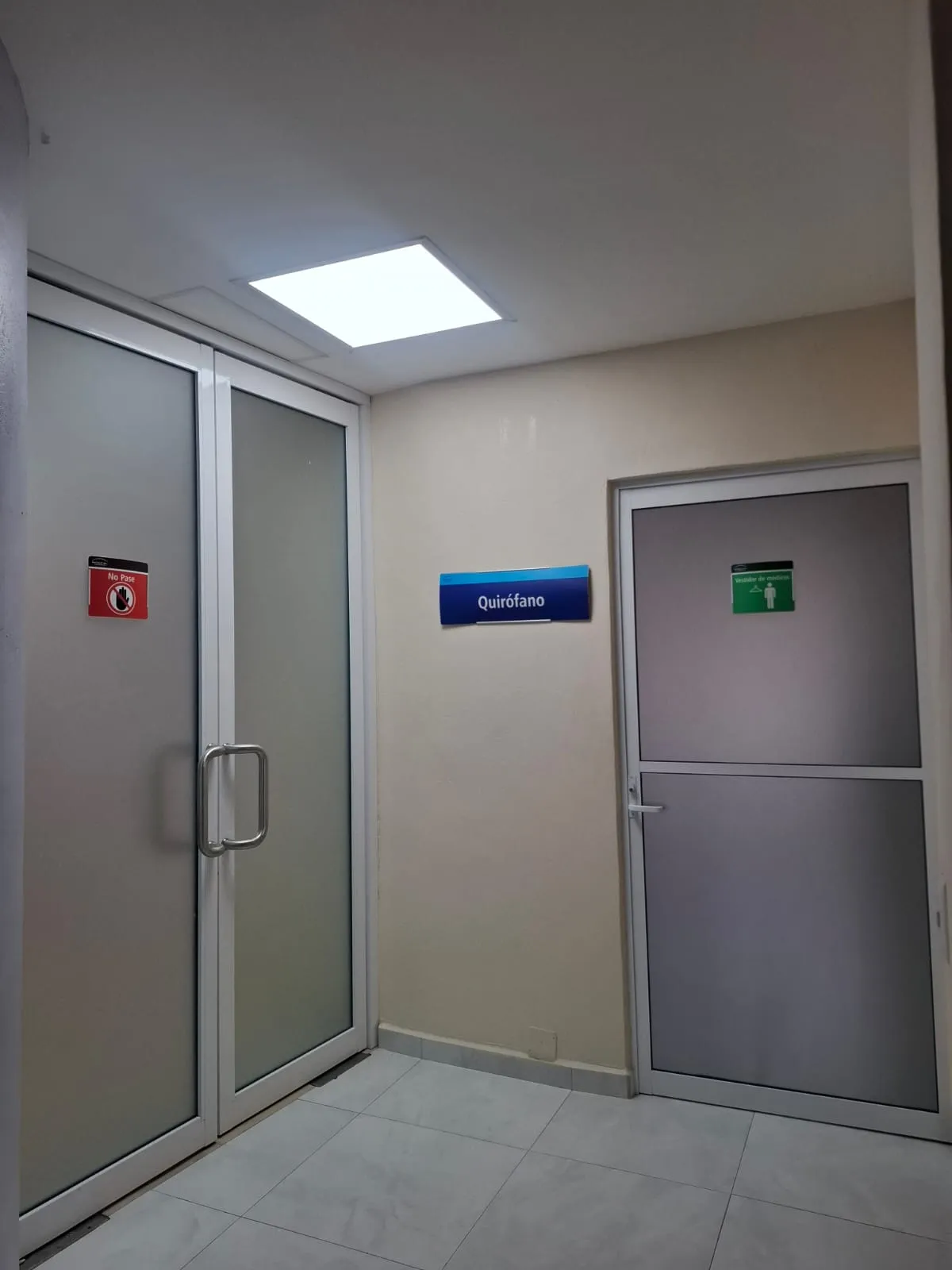 Entrada al quirófano, con la señal de paso restringido y el vestidor de médicos.