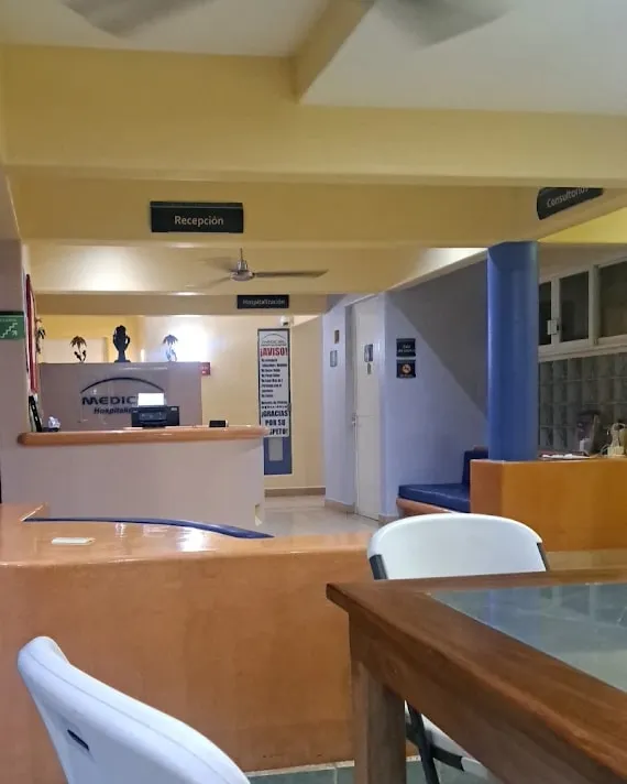 Recepción de la clínica: mostrador con el logotipo y zona de espera.