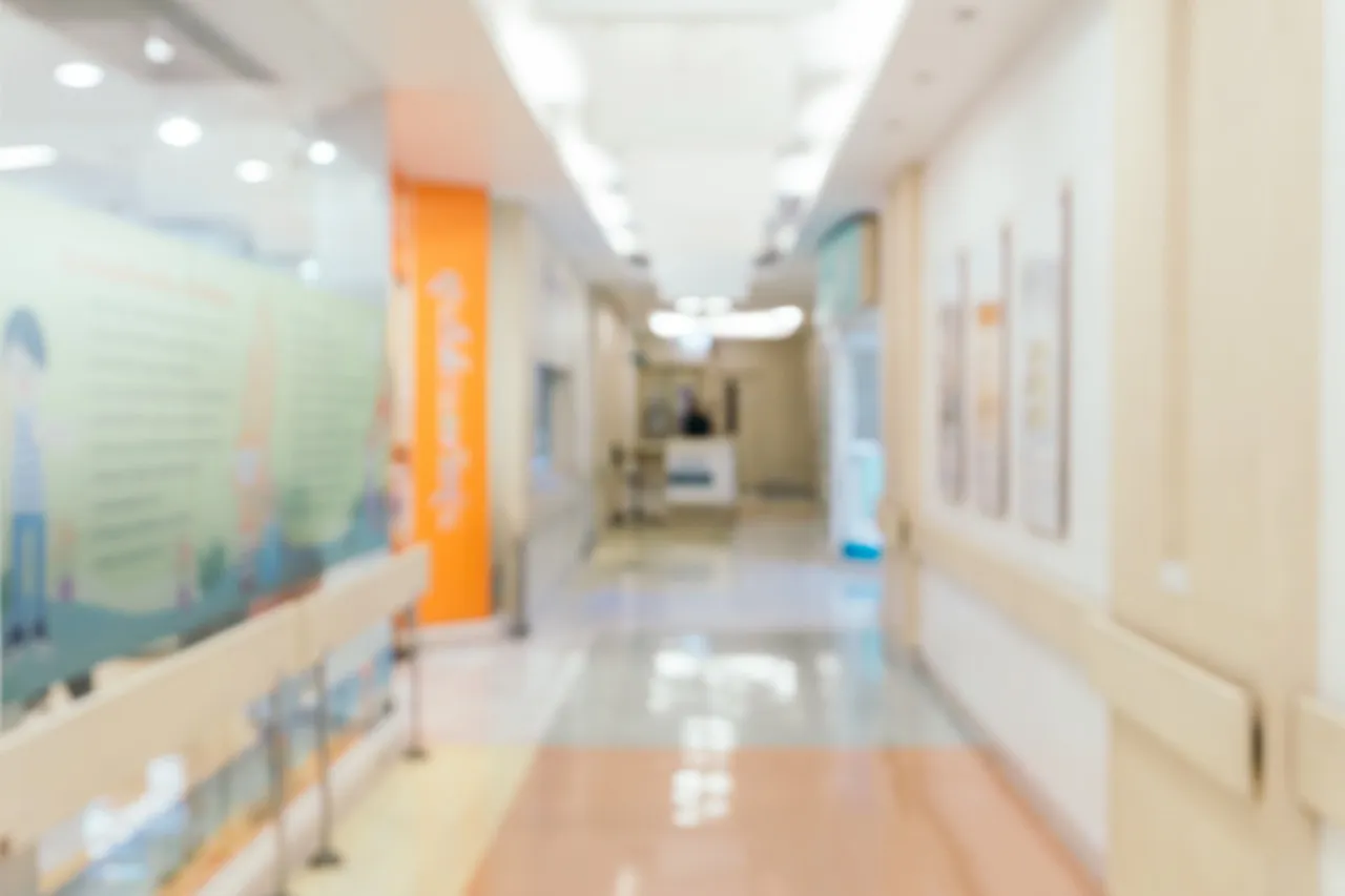 Pasillo de un hospital, sin personas. Foto provisional de banco de imágenes.